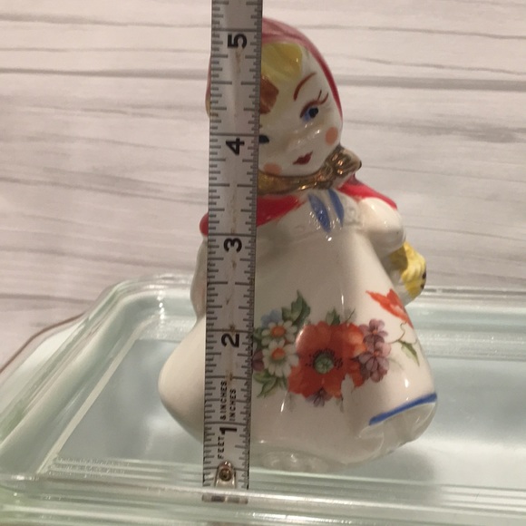 Hull vintage shaker.  Red ridinghood salt shaker.Rare - Picture 6 of 7